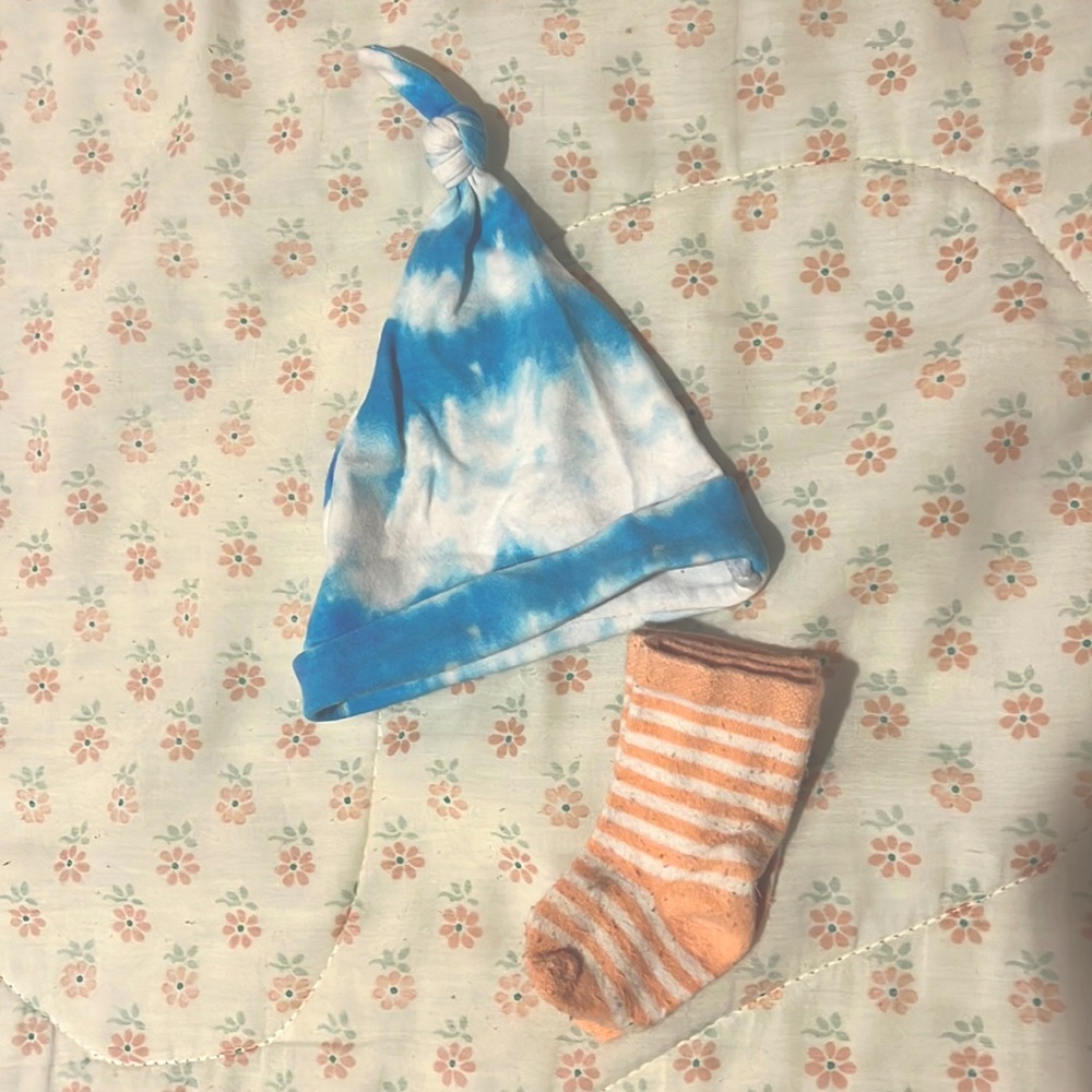 Newborn baby girl socks & knotted hat